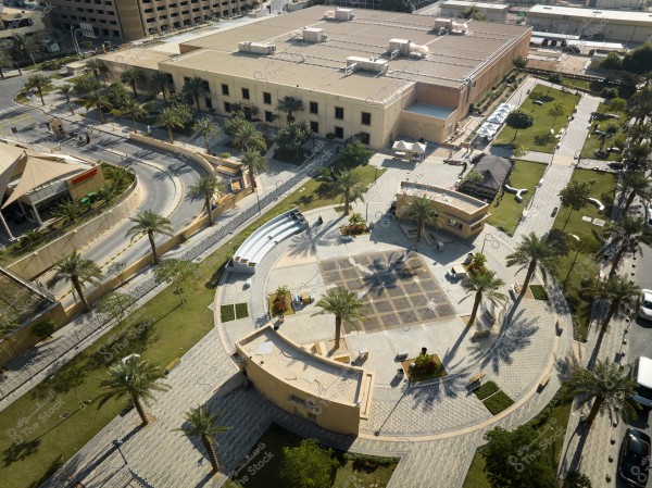 صورة جوية احترافية تُبرز جمال المباني والشوارع في مدينة الرياض.