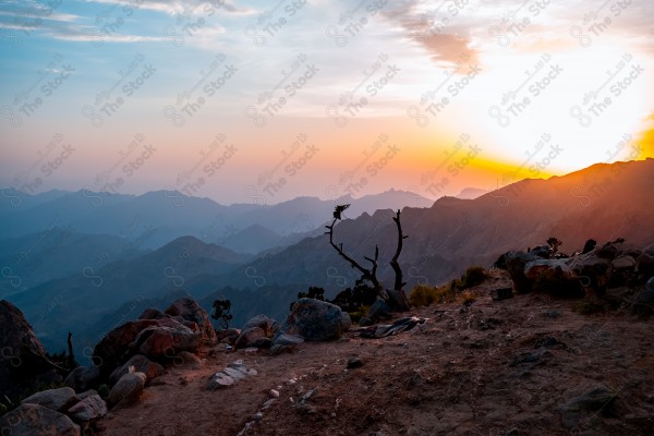 منظر خلاب للجبال مقابل السماء أثناء غروب الشمس من الصفا، الطائف، المملكة العربية السعودية