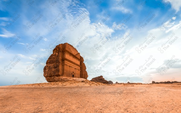 لقطه جمالية علوية لمدائن صالح التاريخيه في محافظه العلا بالسعوديه، معلم اثري قديم، مدينة الحجر، سلسلة من الجبال الصخرية