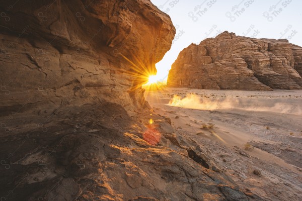 لقطة جوية لسلسلة من الجبال الصخرية في وادي الديسة بتبوك في السعودية وتظهر السماء صافية نهارًا، صخور وجبال.