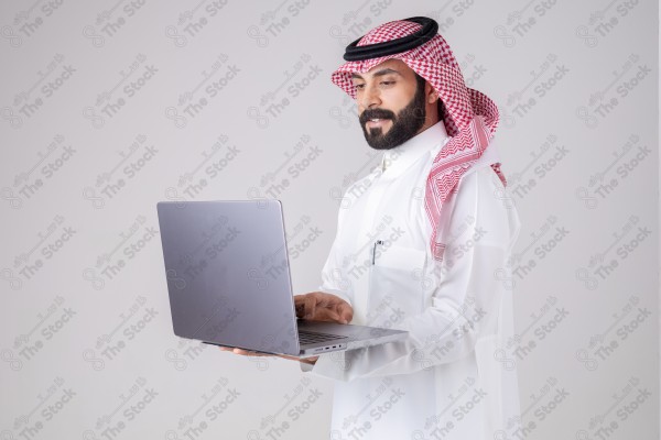 بورتريه رجل سعودي يحمل لابتوب ويقوم بتعابير مختلفة، خدمة عملاء ، التواصل.