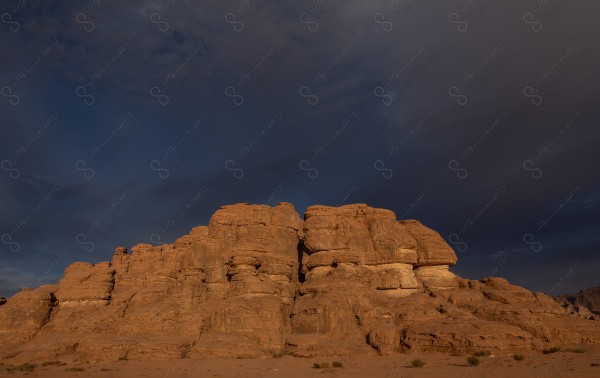 لقطة لجبال محافظة العلا التاريخية نهارًا، سلسلة من الجبال الصخرية، مدينة الحجر.