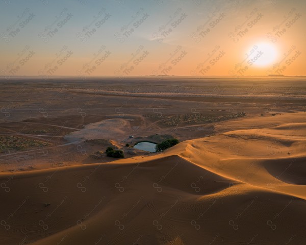 لقطة جوية لبحيرة برودان بالقرب من مدينة القصب، سلسلة من الكثبان الرملية، الطبيعة بالسعودية، بركة مياه.