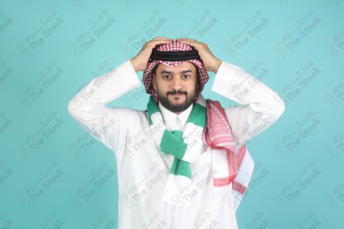 شاب سعودي يرتدي الزي السعودي يقوم بتعابير وجه و يدين تدل على الحزن ، كأس العالم ، المنتخب السعودي.