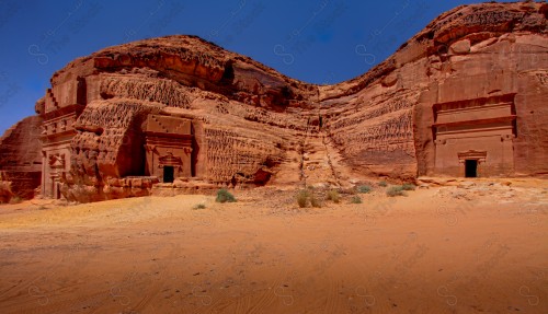 لقطة لجبل صخري في مدينه العلا والسماء تبدوا صافية نهارًا، سلسلة من الجبال الصخرية، تكوين صخري