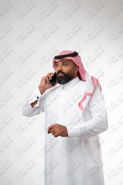 بورتريه رجل سعودي يحمل هاتف ويقوم بمكالمة هاتفية بتعابير مختلفة