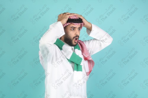 شاب سعودي يرتدي الزي السعودي يقوم بتعابير وجه و يدين تدل على الحزن ، كأس العالم ، المنتخب السعودي.