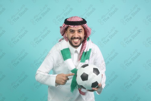 شاب سعودي يرتدي الزي السعودي، ممسك بيده كره القدم ، كأس العالم