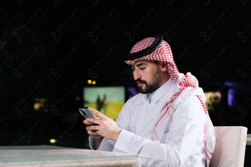 رجل سعودي يقوم بتعابير مختلفة باستخدام الجوال ، رجل سعودي يستخدم الجوال للمراسلة