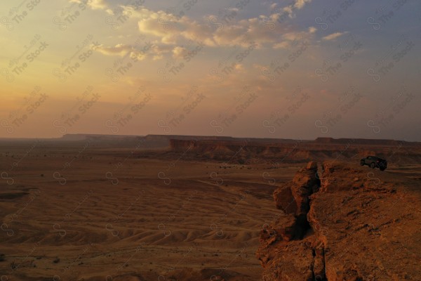 لقطة لسلسلة جبال طويق في منطقة الرياض وتظهر السماء صافية ، سلسلة من الجبال الصخرية ، حافة العالم .