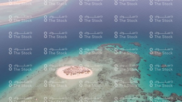 جزيرة في قلب البحر الاحمر مع تدرج الوان البحر -مشروع البحر الاحمر