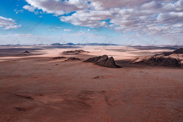 لقطه علوية لتضاريس التاريخيه في محافظه العلا بالسعوديه وقت النهار، معلم اثري قديم، مدينة الحجر، سلسلة من الجبال الصخرية .