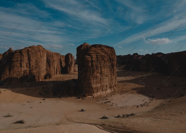 لقطة لمحمية شرعان الطبيعية في العلا شمال المملكة العربية السعودية ، صحراء وجبال .