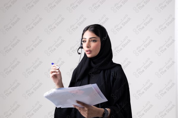 بورتريه لامرأة تلبس سماعة هاتفية وتقوم بالتواصل ،  هاتفية بتعابير مختلفة ، خدمة العملاء .