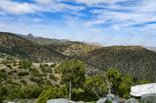 لقطة لجبل دقة في الشفا  بالطائف ، وتظهر السماء ملبدة بالغيوم وقت النهار، مرتفعات الجبال الخضراء ، جبال الطائف  ، سلسلة جبلية .