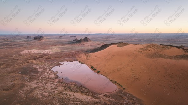 لقطة لمحمية الطبيق الطبيعية في السعودية وتظهر السماء صافية نهارًا ،المناطق الصحراوية، الطبيعة الصحراوية، محمية طبيعية، محمية برية