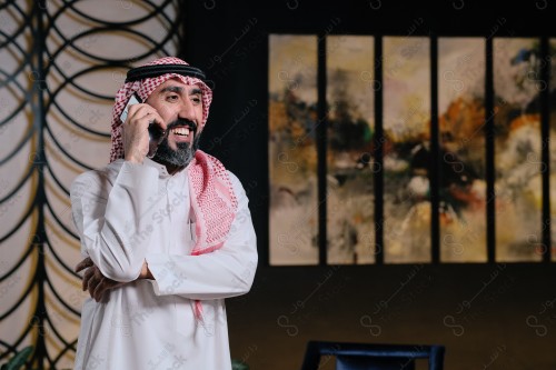 رجل سعودي يقوم بتفاعلات مختلفة باستخدام الجوال ، رجل سعودي يقوم بإجراء مكالمة هاتفية مبتسم