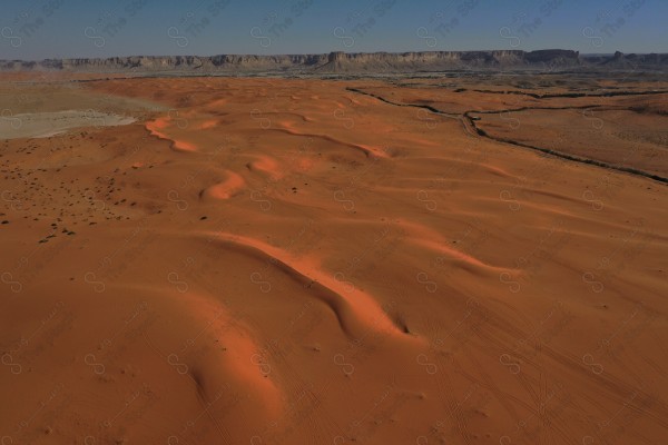 لقطة لسلسلة جبال طويق في منطقة القدية بالرياض وتظهر السماء صافية ، سلسلة من الجبال الصخرية ، حافة العالم .