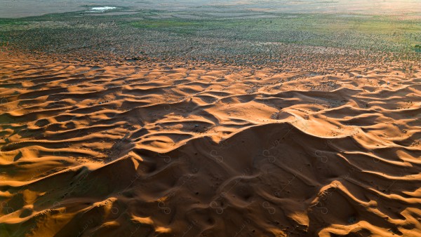 لقطة جمالية للكثبان الرملية في روضة خريم بمدينة الرياض ، الرمال الذهبية في صحراء السعودية ، مناطق صحراوية .