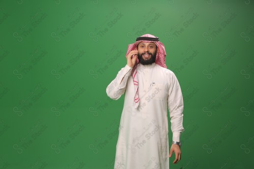 بورتريه رجل سعودي يرتدي الزي الرسمي التقليدي على خلفية خضراء يقوم بعمل اشارات بيديه وهو مبتسم ، حزين، غاضب، صور تذكارية ، توثيق لحظة سعيدة