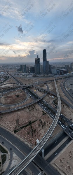 لقطة جوية للأبراج مركز الملك عبدالله المالي في العاصمة الرياض وتظهر السماء غائمة اثناء الغروب، حركة المرور في مدينة الرياض