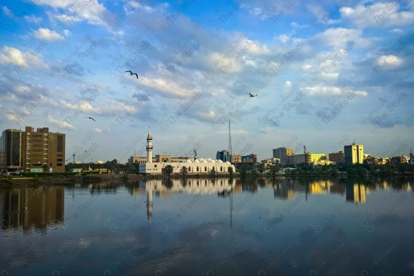 لقطة جمالية لمسجد الجفالي في مدينة جدة وتظهر السماء غائمة، انهر وبحار، اشجار ونخيل، الطبيعة بالسعودية.