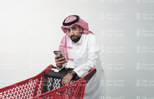 رجل سعودي يبدو متعبًا من التسوق