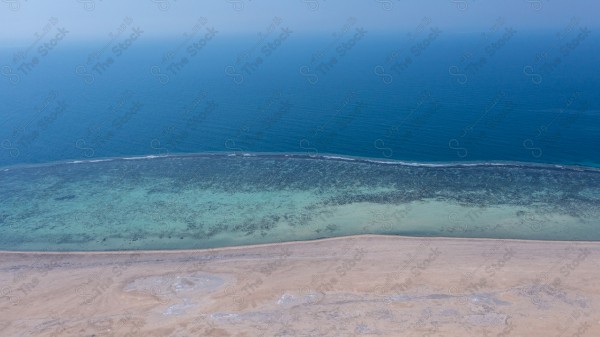 تصوير جوي احترافي باستخدام الدرون لمناظر البحر من الأعلى