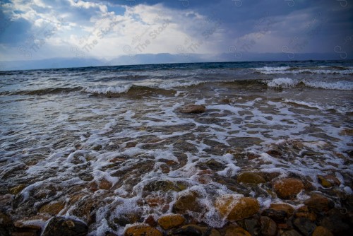 صورة جمالية لشاطئ البحر و السماء مليئة بالغيوم ، جمال المناظر الطبيعية الخلابة ، المناظر البحرية الهادئة ، هدوء وجمال البحر ، أماكن سياحية