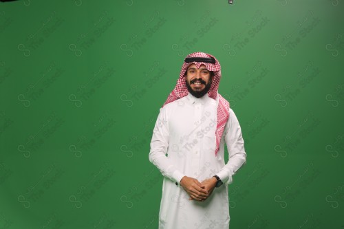 بورتريه رجل سعودي مبتسم يرتدي الزي السعودي التقليدي