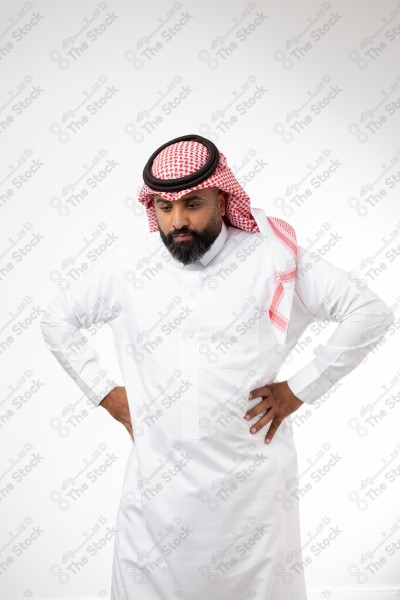 بورتريه شاب سعودي يرتدي الزي السعودي ويقوم بتعابير مختلفة، خلفية بيضاء