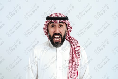 بورتريه رجل سعودي كبير بالسن يرتدي الزي الرسمي التقليدي على خلفية بيضاء يقوم بعمل اشارات بيديه وهو مبتسم ، حزين، غاضب، صور تذكارية ، توثيق لحظة سعيدة.