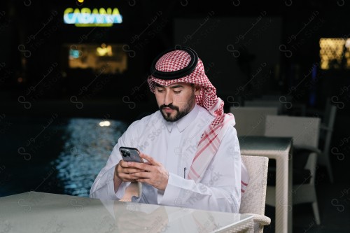 رجل سعودي يقوم بتعابير مختلفة باستخدام الجوال ، رجل سعودي يستخدم الجوال للمراسلة