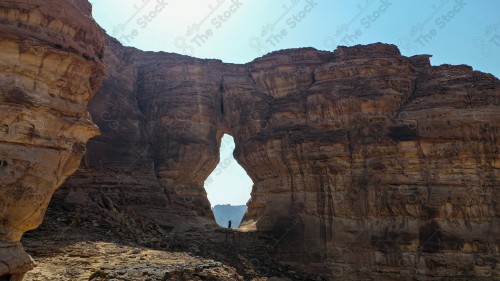 جبل صخري ذو مناظر خلابة في الصحراء. طبقات الصخور في واحة العلا القديمة. العلا ، المملكة العربية السعودية