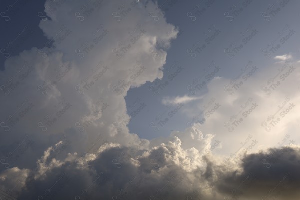 ضباب و سحب وطبيعة ساحرة - غيوم جميلة و سحاب في سماء مدينة الباحة السعودية - صور طبيعية