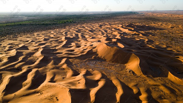 لقطة جمالية للكثبان الرملية في روضة خريم بمدينة الرياض ، الرمال الذهبية في صحراء السعودية ، مناطق صحراوية .