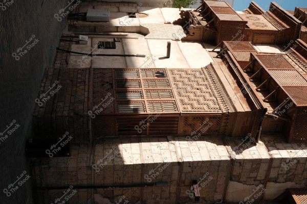 واجهة مبنى قديم يظهر فيها تصميم المشربية الخشبية التقليدية على النمط العربي الإسلامي.