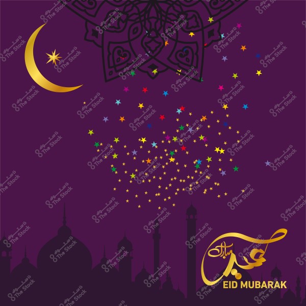 تصميم تهنئة بعيد الفطر يتضمن هلالاً ذهبياً ونقوش إسلامية مع عبارة \"عيد مبارك\" بالخط العربي على خلفية بنفسجية.