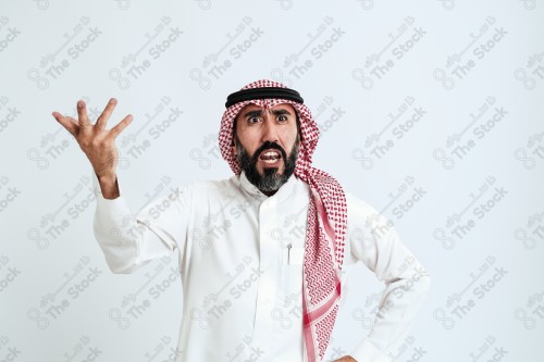 بورتريه رجل سعودي كبير بالسن يرتدي الزي الرسمي التقليدي على خلفية بيضاء يقوم بعمل اشارات بيديه وهو مبتسم ، حزين، غاضب، صور تذكارية ، توثيق لحظة سعيدة.