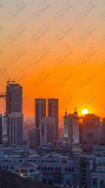 لقطة لمكة المكرمة ويظهر في برج الساعة ، مبنى برج الساعة الملكي بالمسجد الحرام، مباني ومعالم، الحرم المكي الشريف .