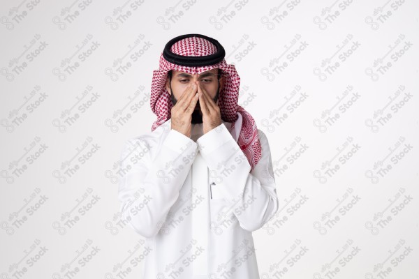 بورتريه رجل سعودي يقف على خلفية بيضاء ويظهر تأثير الصداع