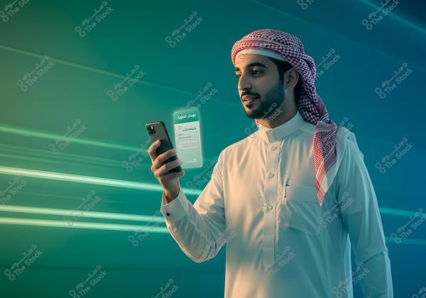 ** صورة لرجل يرتدي الثوب السعودي التقليدي والغترة البيضاء والحمراء, ينظر إلى هاتفه الذكي. يُعرض على الشاشة معلومات باللغة العربية, مما يشير إلى استخدامه لتطبيق أو خدمة إلكترونية حديثة. الخلفية ملونة بألوان خضراء وزرقاء تعطي إحساساً بالتكنولوجيا.\r\n\r\n**