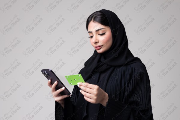 امرأة سعودية ترتدي العباءة وتحمل هاتف وتقوم بتعابير مختلفة ، خدمة عملاء ، التواصل .