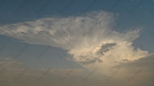 السماء و الغيوم المتفرقة على مدينة أبها في المملكة العربية السعودية .