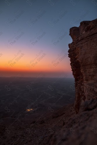 مجموعة من الرحالة يتنزهون بالقرب من حافة نهاية العالم بينما تظهر السماء صافية أثناء الغروب، حافة العالم أثناء الغروب