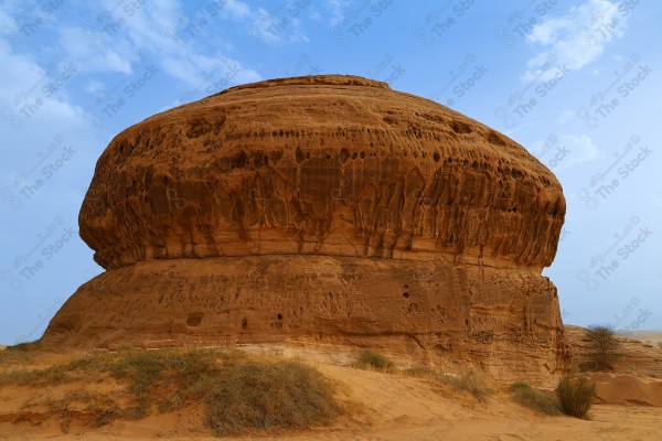 لقطة لمدائن صالح التاريخيه في محافظه العلا بالسعوديه، معلم اثري قديم، مدينة الحجر، سلسلة من الجبال الصخرية