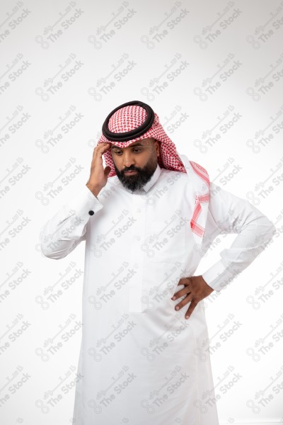 بورتريه شاب سعودي يرتدي الزي السعودي ويقوم بتعابير مختلفة، خلفية بيضاء