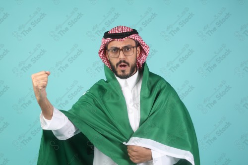 شاب سعودي يرتدي الزي السعودي يقوم بتعابير بوجه و يدينه تدل على السعادة والحماس ، كأس العالم، المنتخب السعودي