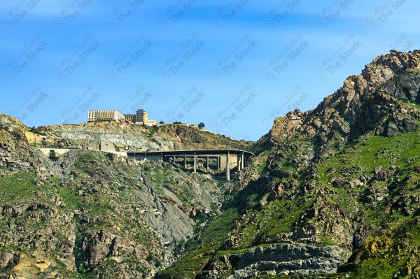 لقطة لجسر على أحد الأودية  في الهدا بالطائف ، وتظهر السماء صافية وقت النهار، مرتفعات الجبال ، جبال الطائف ،  جسور وأودية  ، سلسلة جبلية