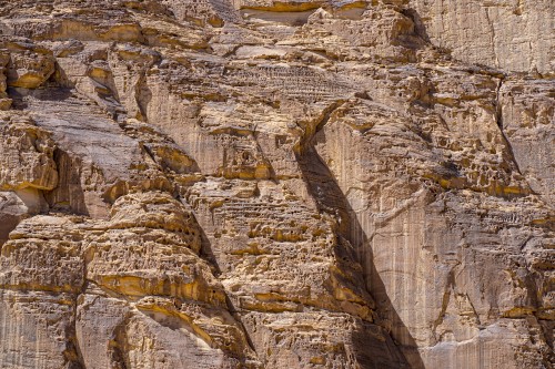 جبل صخري ذو مناظر خلابة في الصحراء. طبقات الصخور _المزروعات_ في واحة العلا القديمة. العلا ، المملكة العربية السعودية